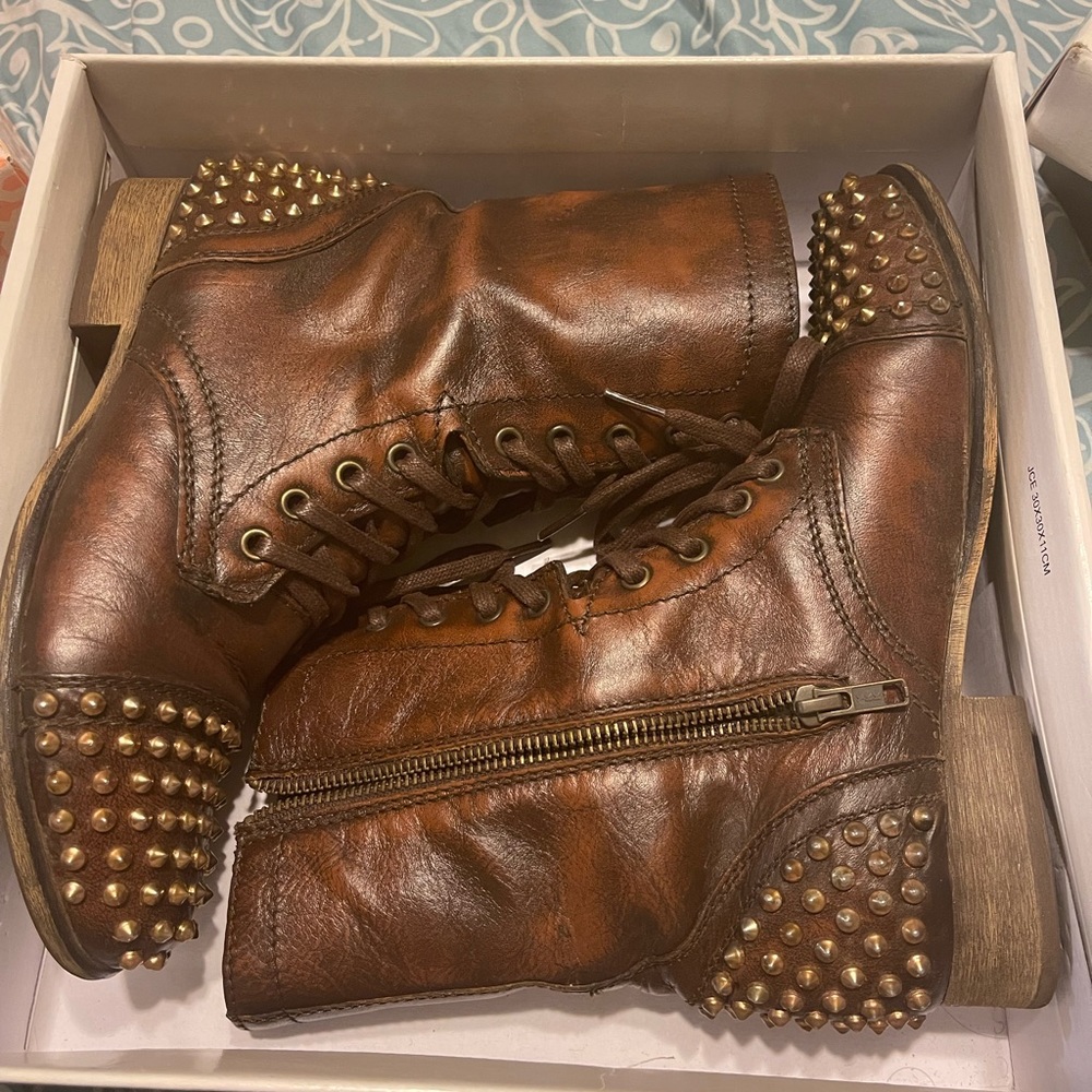 Slightly used Steve Madden size 8